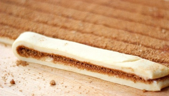 1. Этап. Печенье Палочки корицы: Сложите полосочки пополам.