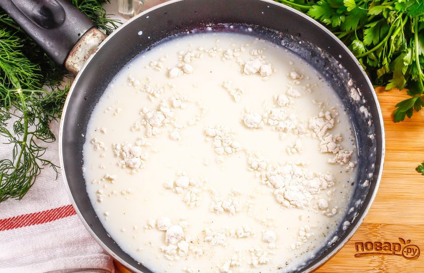 1. Этап. Блинчики с кальмарами: Оставшееся молоко смешайте с солью, молотым черным перцем и мукой. Перелейте на сковороду и поместите емкость на плиту, включая минимальный нагрев.