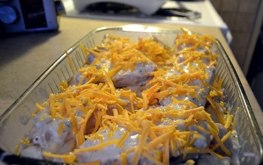 1. Этап. Картофель со свининой и сыром в духовке: 9. Присыпьте оставшимся сыром и отправьте запекаться. Картофель со свининой и сыром в духовке в домашних условиях будет готов примерно через часик.