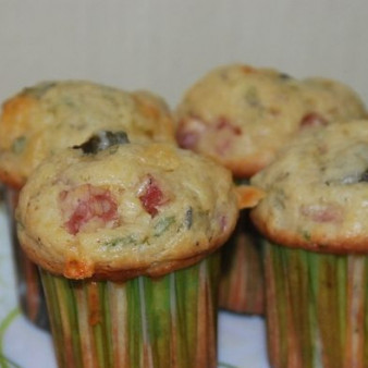 Маффины с колбасой и сыром