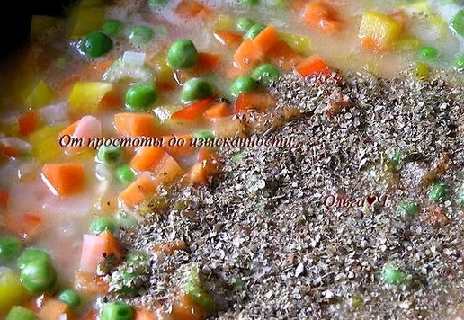 1. Этап. Курица в соусе из зеленого горошка: Всыпьте майоран.