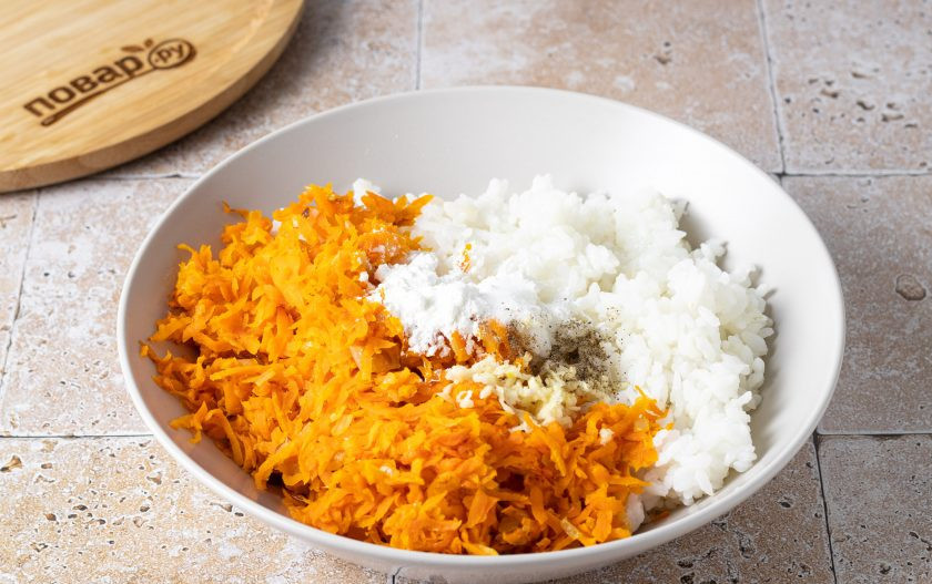 1. Этап. Морковно-рисовые котлеты: Объедините рис с жареной морковью с луком. Добавьте соль, черный молотый перец, измельченный чеснок и крахмал. Перемешайте.