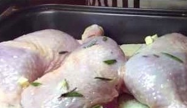 1. Этап. Салат Цезарь от Джейми Оливера: На дно сковороды или жаропрочной формы выложить хлеб, поверх него - куриные ножки. Запечь до готовности - если при прокалывании вилкой из курицы течет прозрачный сок, значит пора вынимать.