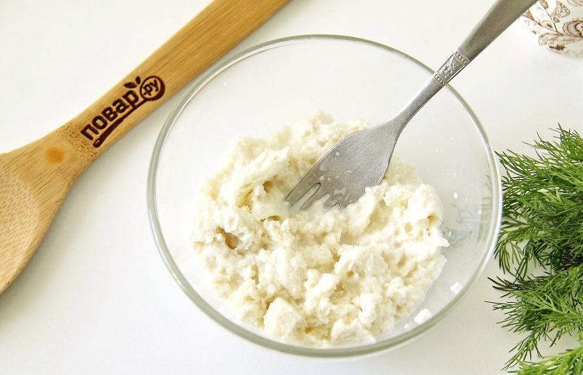 1. Этап. Котлеты из щуки на пару: У хлеба срежьте корки, мякоть покрошите руками и замочите в молоке на 10-15 минут.