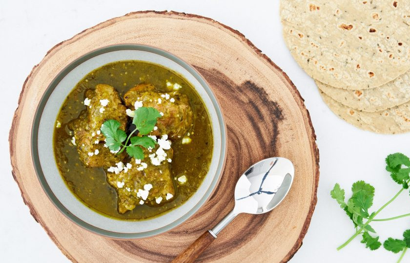 1. Этап. Свинина в зеленом соусе: 7. Готовое блюдо подавайте горячим, украсив свежей кинзой и сыром.