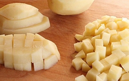 1. Этап. Картофельный суп с луком: Очистим картофель, нарежем его небольшими кубиками.