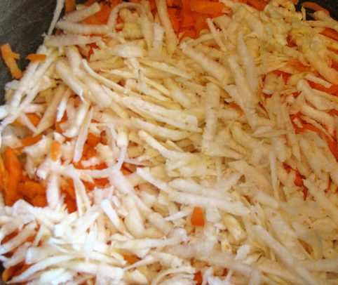 1. Этап. Долма с рисом: Сверху выкладываем тертый сельдерей и тушим еще 5 минут.