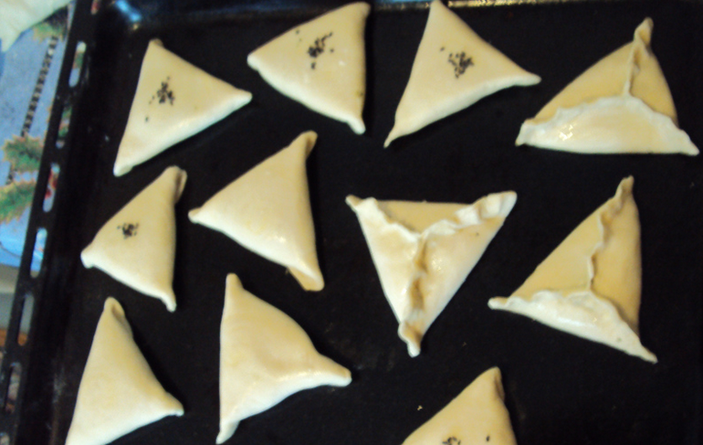 1. Этап. Самса самаркандская: Смажьте противень маслом, выложите самсу (швом вниз). Запекайте в духовке 30 минут, температура 200 градусов. Перед выпечкой можно посыпать самсу черным кунжутом.