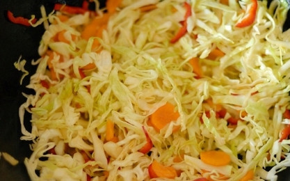 1. Этап. Бонский суп: Разогреваем в воке кунжутное масло и по очереди кладем овощи: чеснок, капусту, морковь, сельдерей, кабачок, лук, чили и отварные овощи.