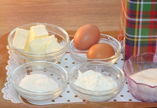 1. Этап. Ванильный кекс с малиновой пропиткой: Форма для выпечки на 1,5 литра. У меня форма силиконовая на 2 литра, h=8 см. Главное, чтобы у формы дно было диаметром не больше 18 см. Выпекать кекс нужно в предварительно разогретой духовке при t 170°С - 40 минут. Затем переключаем на t 180 С и допекаем еще 10-15 минут. 1. Подготовим продукты для приготовления кекса.