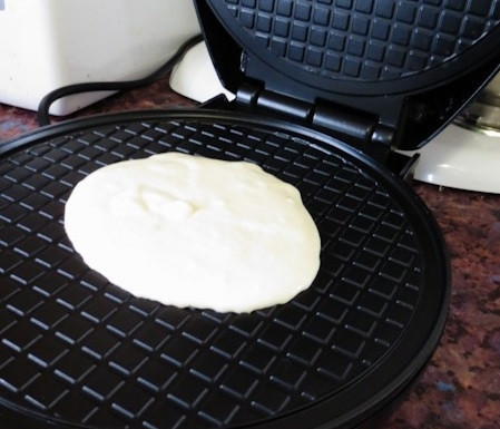 1. Этап. Вафельные коржи для торта: 3. И вылейте в центр вафельницы. Накройте 