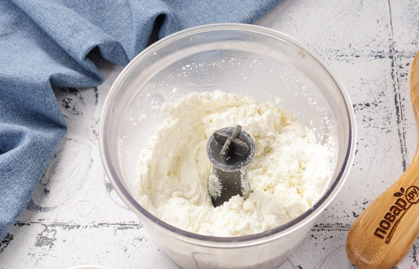 1. Этап. Сырники дрожжевые: Творог измельчите в блендере или перетрите через сито.