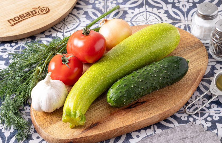 1. Этап. Салат с огурцами, кабачками и помидорами: Подготовьте все ингредиенты.