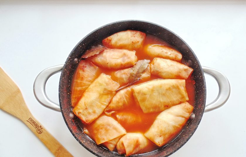 1. Этап. Голубцы по-польски: Тушите голубцы в соусе 1-1,5 часа до готовности на небольшом огне.