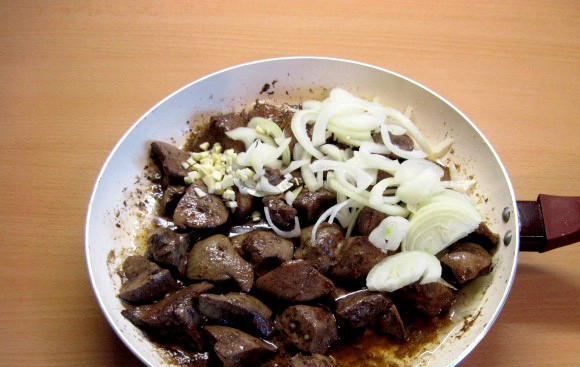 1. Этап. Печень индейки в сливках: 2. Теперь добавим измельченные лук и чеснок, обжарим все вместе на среднем огне. Лук должен стать золотистым.