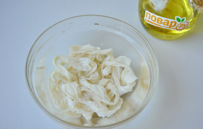 1. Этап. Куриные колбаски с сыром для гриля: 2. Первым делом нужно замочить кишки в холодной воде на часик. Потом промыть их под проточной. Пропустите порцию воды через кишку, чтобы промыть ее внутри, так она легче будет одеваться на мясорубку.