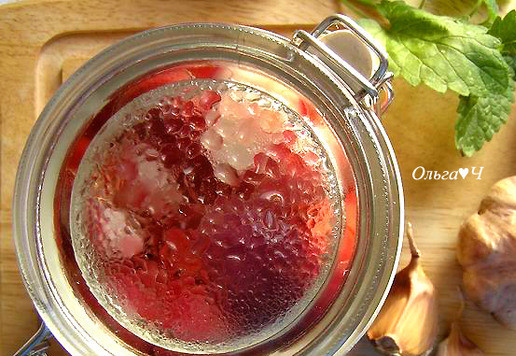 1. Этап. Маринованные овощи с мелиссой: Закупорьте, переверните и дайте остыть.