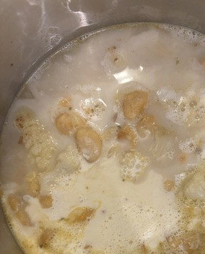 1. Этап. Суп-пюре из цветной капусты: Влить овощной бульон и сливки, довести до кипения и варить пару минут.