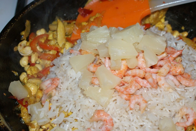 1. Этап. Рис по-тайски с курицей: Добавляем рис, креветки и ананас. Смотрим, чтобы комочков не было.