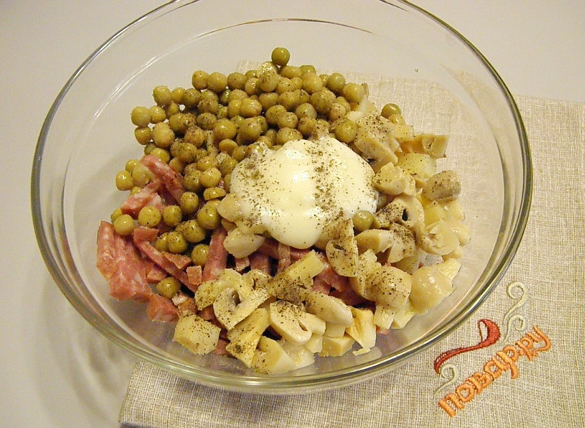 1. Этап. Салат Ришелье: 5. Сложите все ингредиенты в салатник, добавьте по вкусу соль, перец черный молотый, майонез и пару капель лимонного сока.