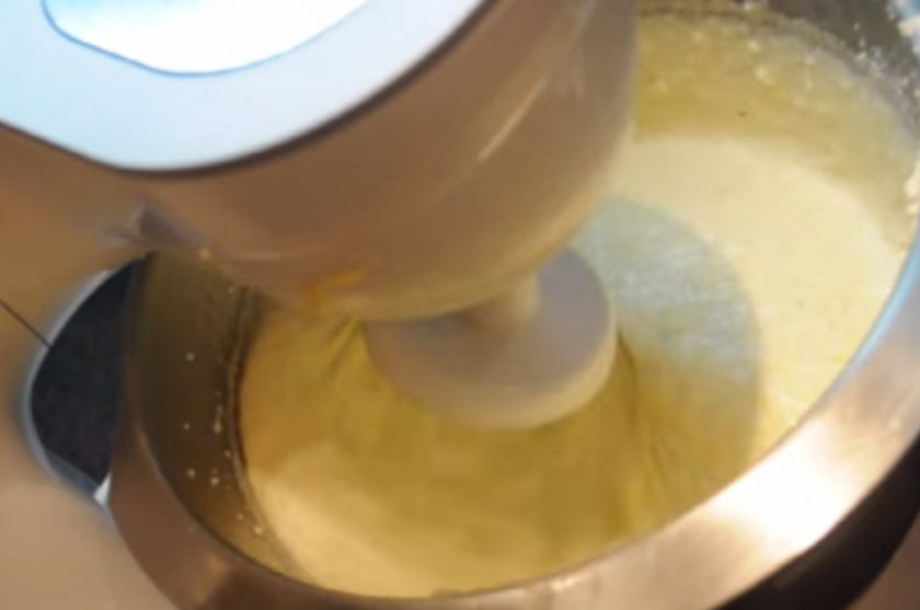 1. Этап. Творожный лимонно-банановый кекс: 2. Нарежьте небольшими дольками лимон и очистите от косточек. Положите его в чашу блендера, добавьте нарезанный кусочками банан и взбейте до однородной кашеобразной массы. Добавьте их к творожной массе и взбейте миксером.