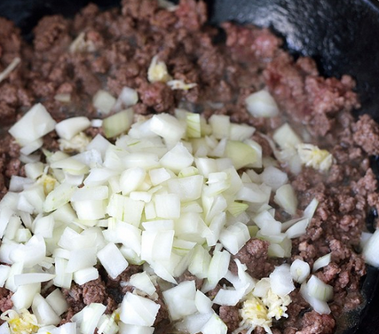 1. Этап. Творог с перцем и зеленью: 1. Фарш обжарим на растительном масле с измельченным луком. Затем заливаем водой, солим, добавим томатную пасту, специи и один перец кусочками. Тушим до готовности. Затем оставим до полного остывания.