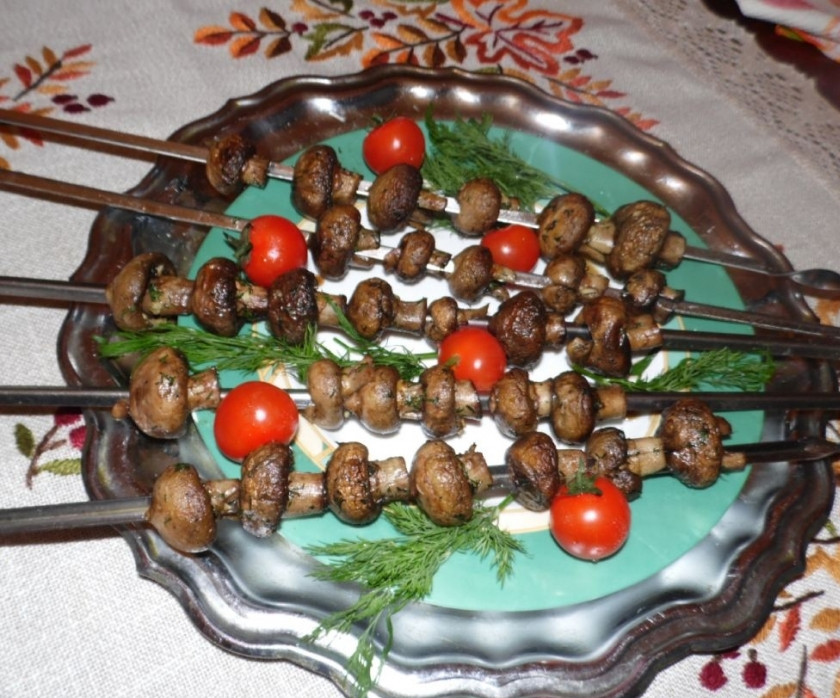 1. Этап. Шампиньоны на шампурах: На мангале с углями грибы на шампурах нужно жарить около 30-40 минут. Втечение этого времени шампуры несколько раз переворачивайте, чтобы грибы пропеклись со всех сторон. На грибы периодически наливайте маринад, который остался в тарелке.