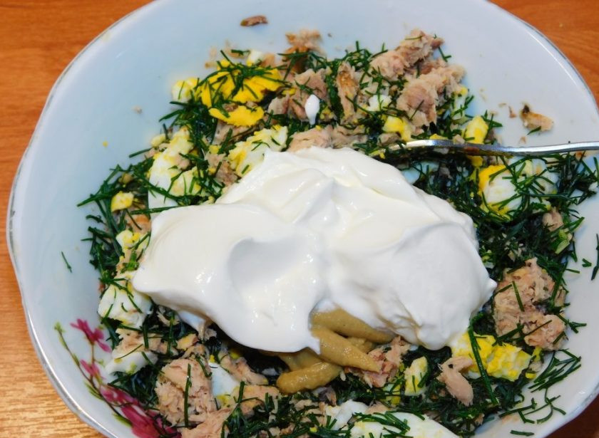 1. Этап. Салат-намазка с тунцом для бутербродов: Заправьте горчицей и сметаной.