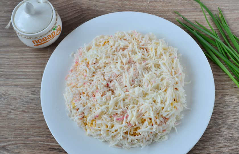 1. Этап. Салат Солнышко на Пасху: Вареные яйца разделите на белки и желтки. Белки натрите на мелкой терке и выложите на сыр. Смажьте майонезом.