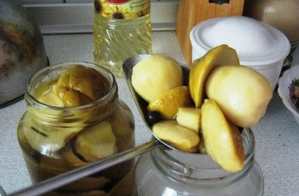 1. Этап. Маринованные грибочки: В подготовленные банки уложите остывшие грибы. Залейте их маринадом. А потом закупорьте крышками. На следующий день можете пробовать свои грибочки!