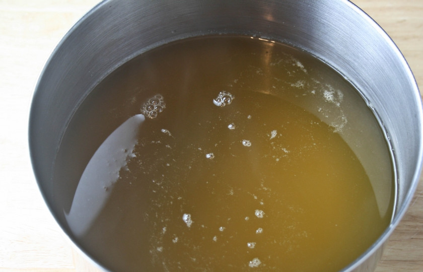 1. Этап. Апельсиновый сок с медом: Хорошо отожмите жмых, а сироп поставьте в холодильник охлаждаться.