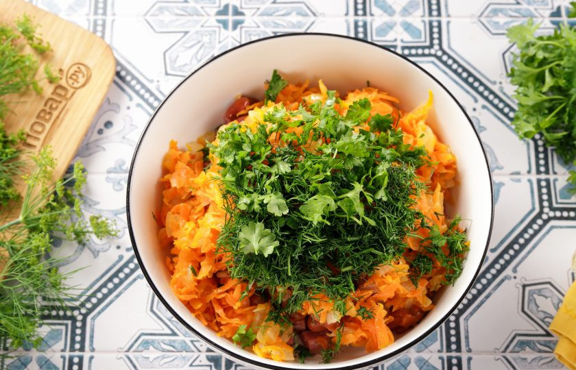 1. Этап. Салат с фасолью, морковью и колбасой: Зелень промойте, обсушите и порубите ножом. Зелень берите на свой вкус, у меня — петрушка и укроп.