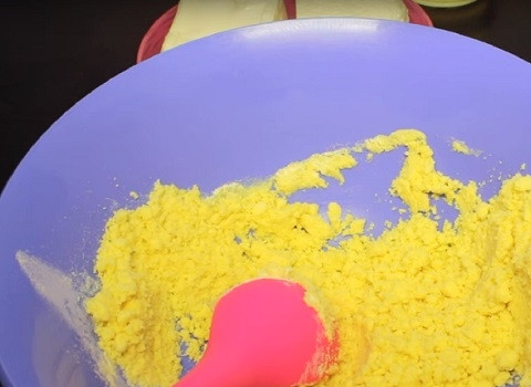 1. Этап. Сырники с адыгейским сыром: Добавляем растительное масло, перемешиваем.