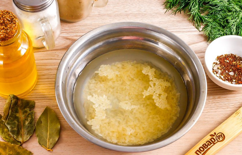 1. Этап. Сармале: Тщательно промойте рис любого сорта. Желательно использовать пропаренную крупу — она быстрее готовится.