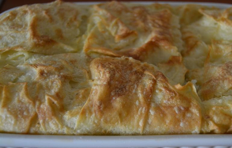 1. Этап. Берек с сыром: Отправляем берек в разогретую до 200 градусов духовку на 15-20 минут. Когда он покроется аппетитной румяной корочкой, вынимаем его из духовки и даем немного остыть, а затем подаем теплый к столу. Приятного аппетита!