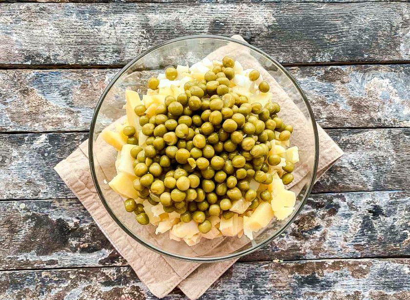 1. Этап. Салат из шампиньонов маринованных: Добавьте зеленый горошек к остальным ингредиентам.