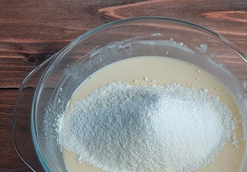 1. Этап. Творожные пончики в мультипекаре: Просеять муку с солью, разрыхлителем теста и содой.