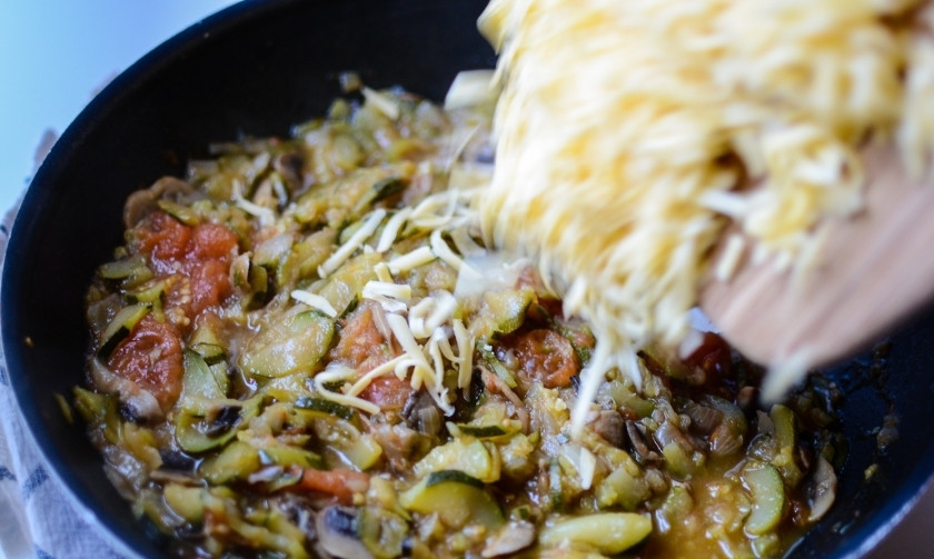 1. Этап. Тушеные овощи с сыром: Хорошо потушите все овощи. Минут 10. Затем натрите на крупной тёрке сыр и выложите к овощам.