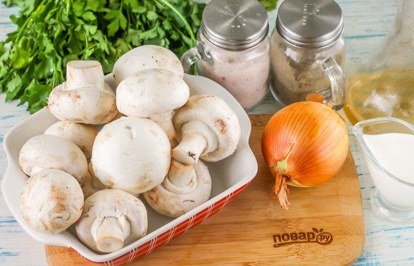 1. Этап. Грибной капучино: Подготовьте указанные ингредиенты. Очистите лук от кожуры, промойте вместе с грибами в воде.