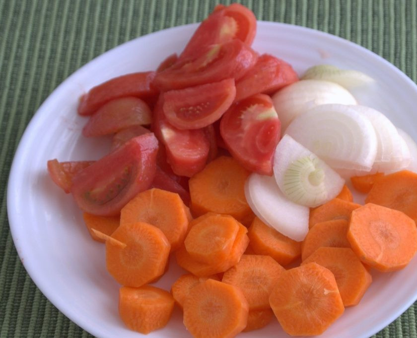 1. Этап. Салат из фасоли на зиму: 2. Нарезаем помидоры, морковь и лук. Стручковую фасоль нужно помыть, отрежьте у нее хвостики с обеих сторон.