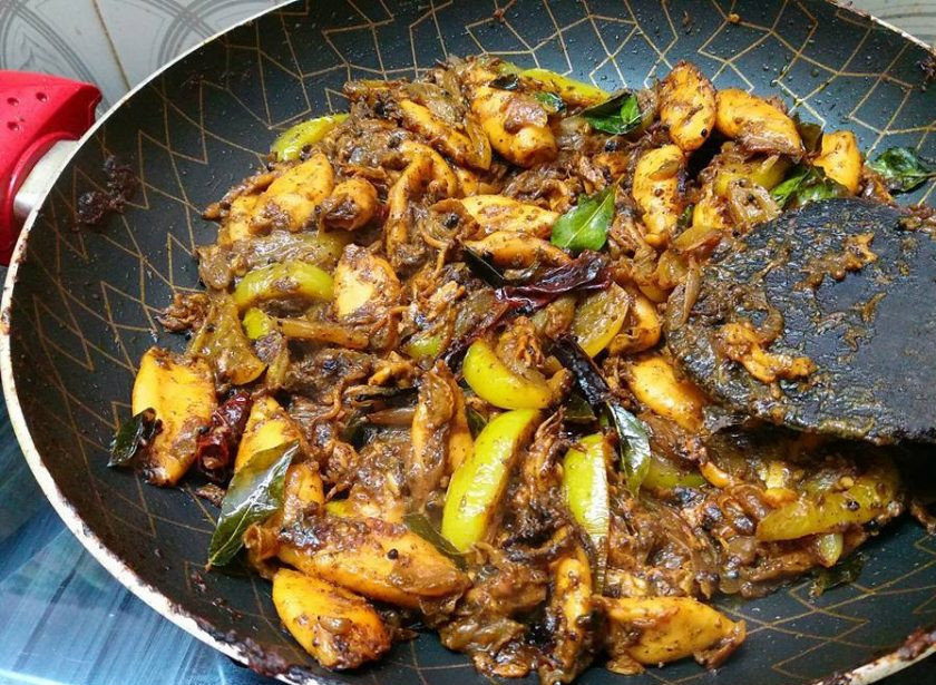 1. Этап. Бэби-кальмары с зелеными помидорами: 6. Подавайте бэби-кальмары с зелеными помидорами с любым гарниром.