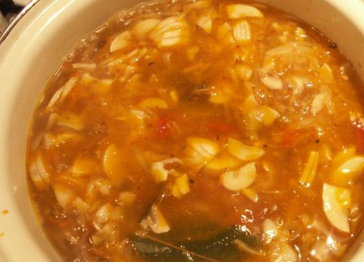 1. Этап. Постная солянка из свежей капусты: Добавьте в бульон протушенную овощную смесь и лавровый лист. Варите еще 15 минут.