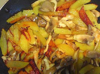 1. Этап. Вешенки, жареные с картошкой: Через 2-3 минуты после того, как был отправлен на сковороду лук, добавить к картофелю обжаренные вешенки. Только не забудьте их предварительно посолить и поперчить!