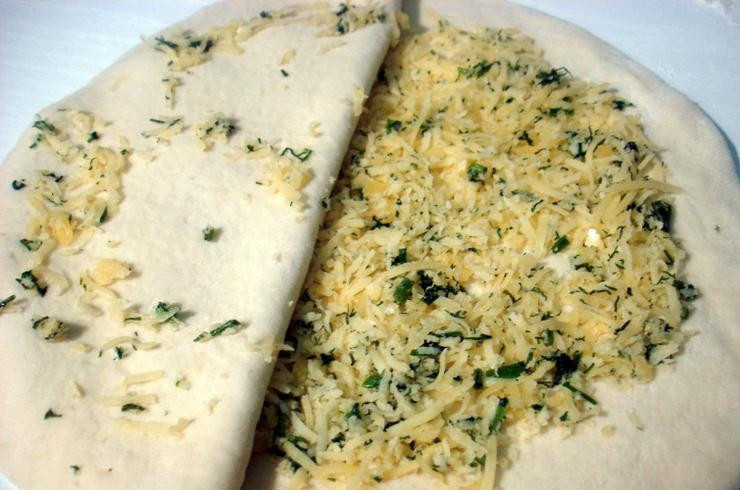 1. Этап. Лепешки с сыром на сковороде: Раскатываем из теста лепешки, выкладываем начинку и хорошо лепим края.