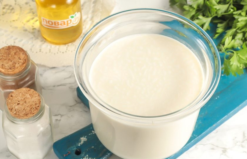 1. Этап. Деревенский творог: Подготовьте указанные ингредиенты. Фермерское жирное молоко не кипятите, перелейте его в высокую емкость и оставьте при комнатной температуре на сутки. За это время продукт слегка скиснет. По желанию вы можете собрать сметану с его поверхности, тогда творог получится менее жирным.