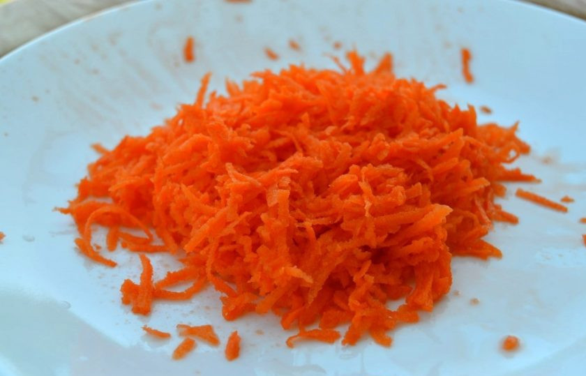 1. Этап. Салат из огурца и моркови: 4. Очистите и натрите морковь на терке.