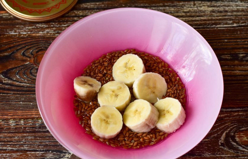 1. Этап. Льняная каша с бананом: Затем переложите семена в миску, и добавьте банан, который разломайте на более мелкие кусочки.