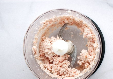 1. Этап. Мясные шарики с индейкой и беконом: 2. Измельчите в пасту.