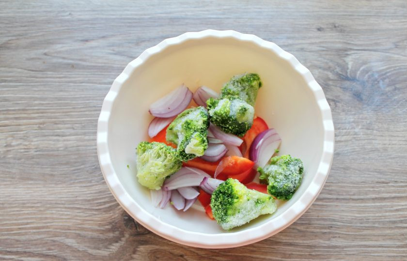 1. Этап. Радужная форель в духовке с овощами: Выложите в миску с овощами брокколи.