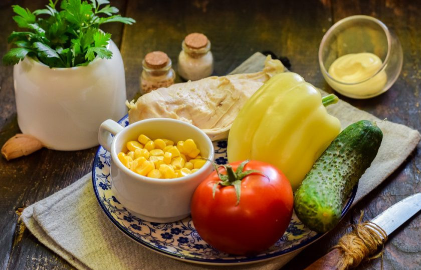 1. Этап. Салат Калейдоскоп с курицей: Подготовьте все ингредиенты.